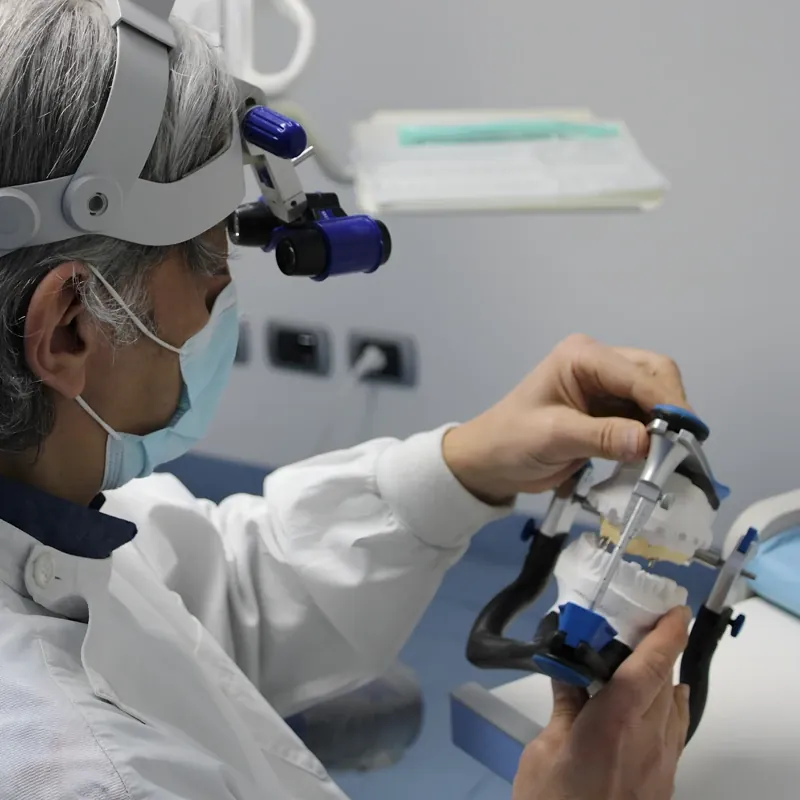 Il Dott. Rubin lavora a una protesi nel laboratorio interno dello studio